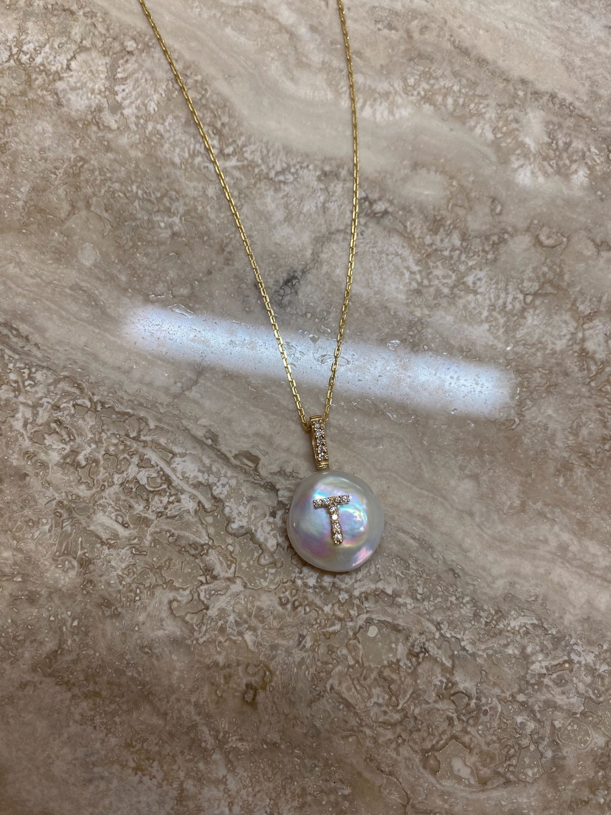 Diamant anfänglicher Blütenblatt 18K Gold Charme Halskette