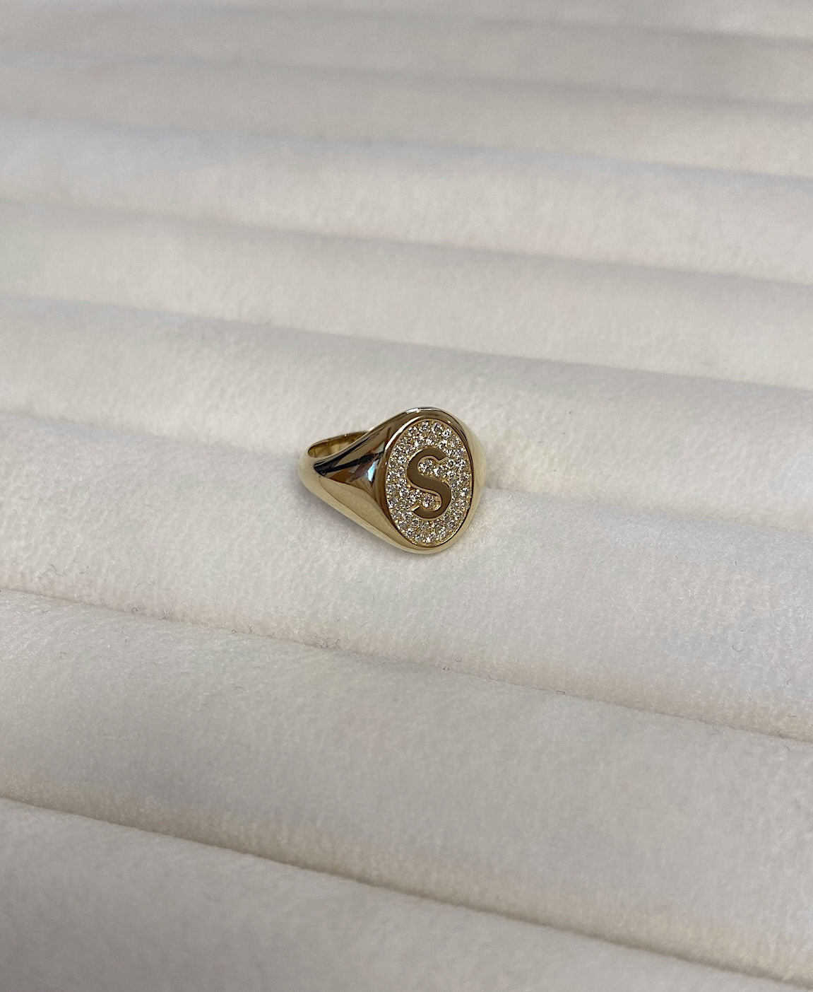 Schimmer anfänglich 18k Gold Signet Ring w. Diamanten