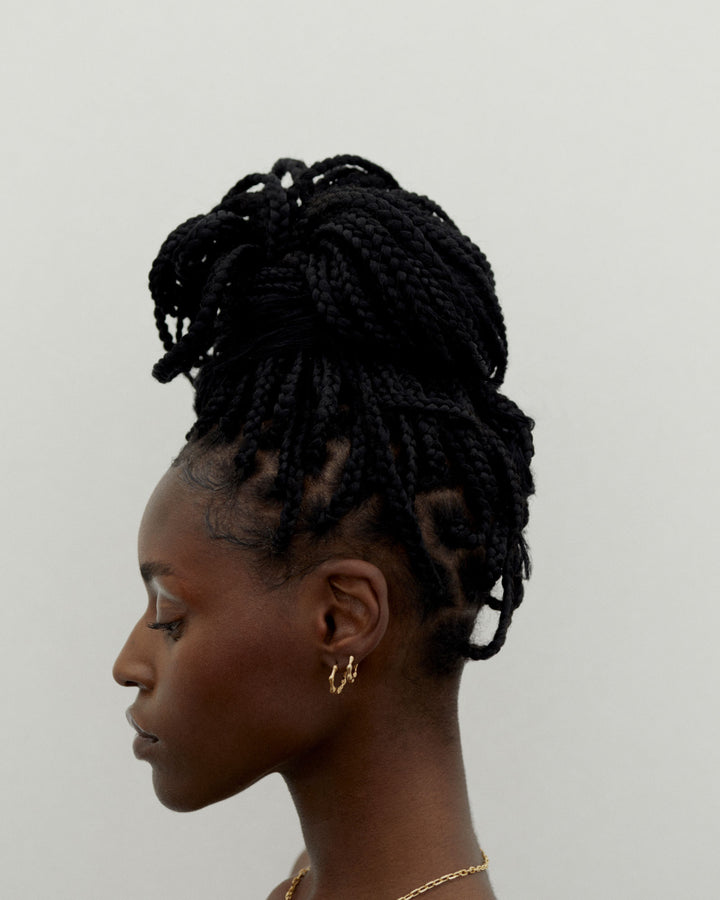 Milla Huggie 11 goldplattierter Ohrring