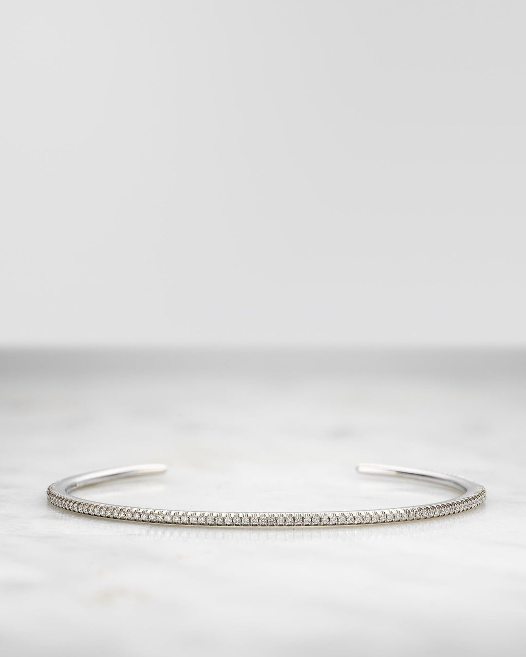 Belle 18K Gold, Whitegold or Rosegold Bangle w. Diamonds