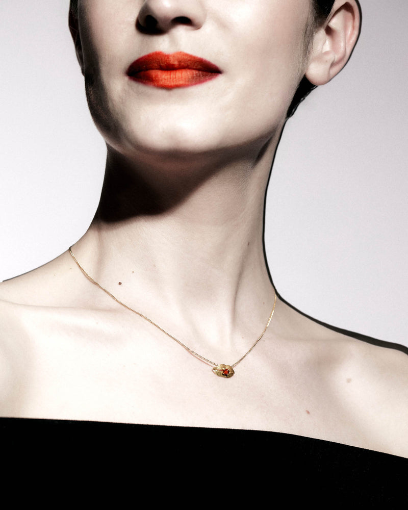 Lip 18K Gold Necklace w. Garnet