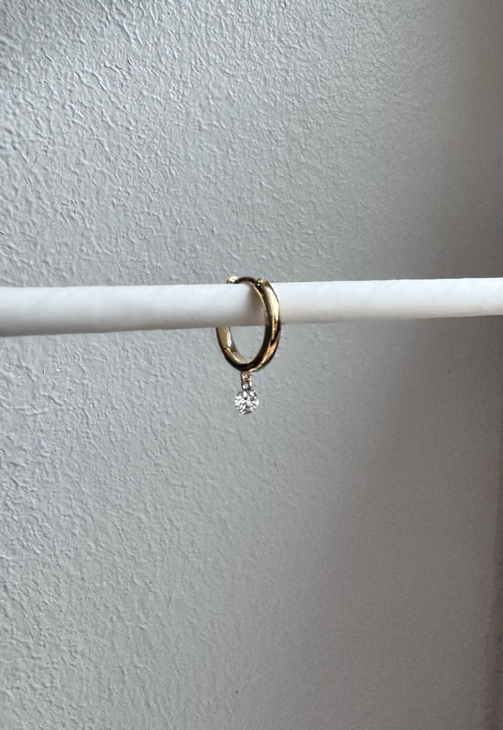 NIVA 14K Gold, Weißgold oder Roségold Huggie W. Diamant