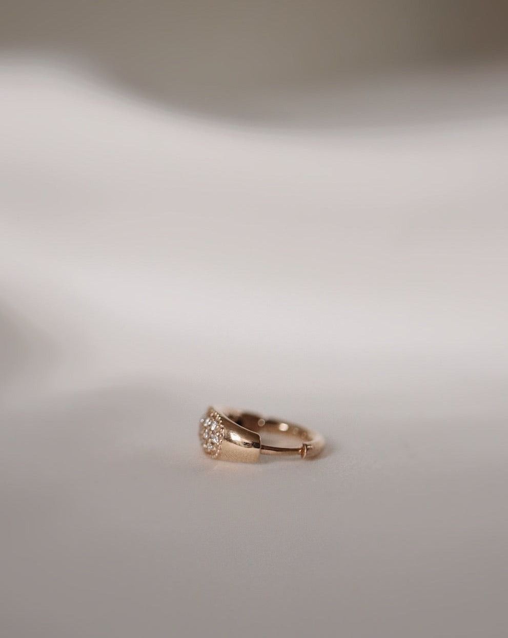 Nonna's 18K Gold, Whitegold or Rosegold Huggie w. Diamonds