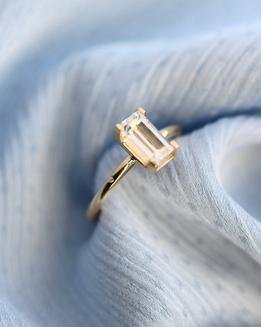 Nord White Turned 18K Gold Ring w. Topaz & Diamond