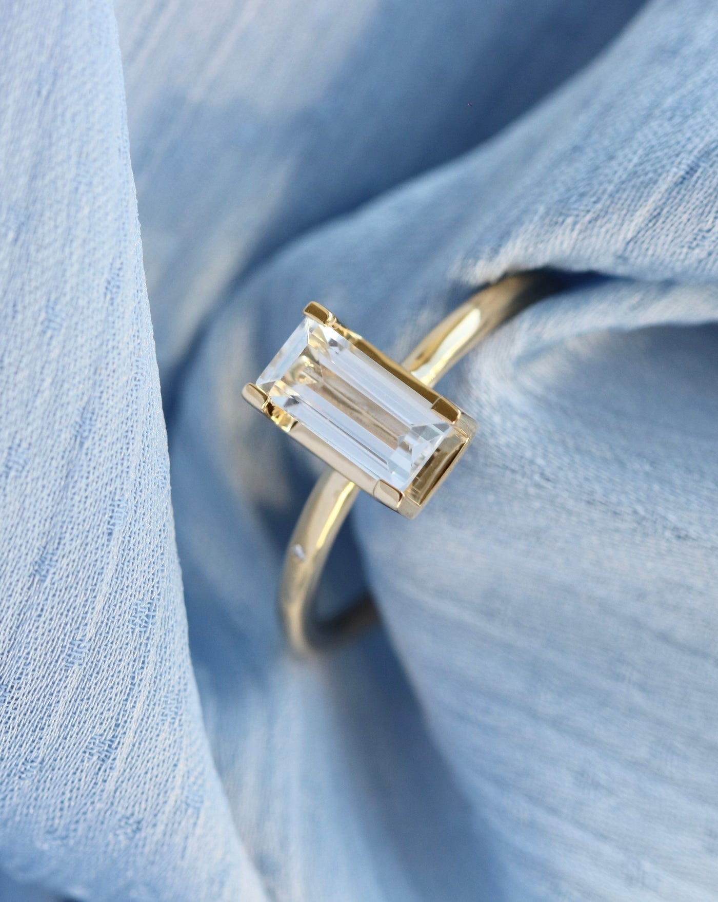 Ro Nord Weiß gewundener Goldring aus 18K I Topas & Diamant