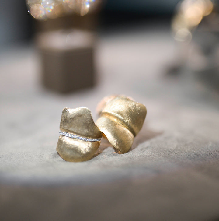 Large Leaves 18K Gold Ring w. Diamonds