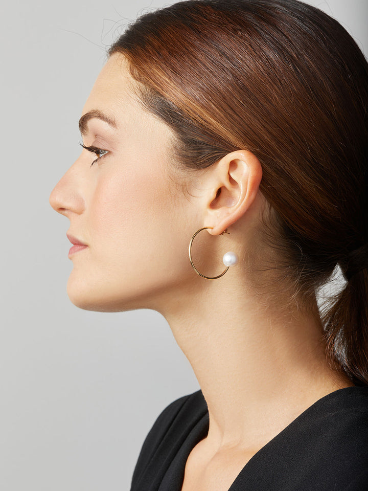 Delicate 18K Gold Hoops w. Freshwater Pearls