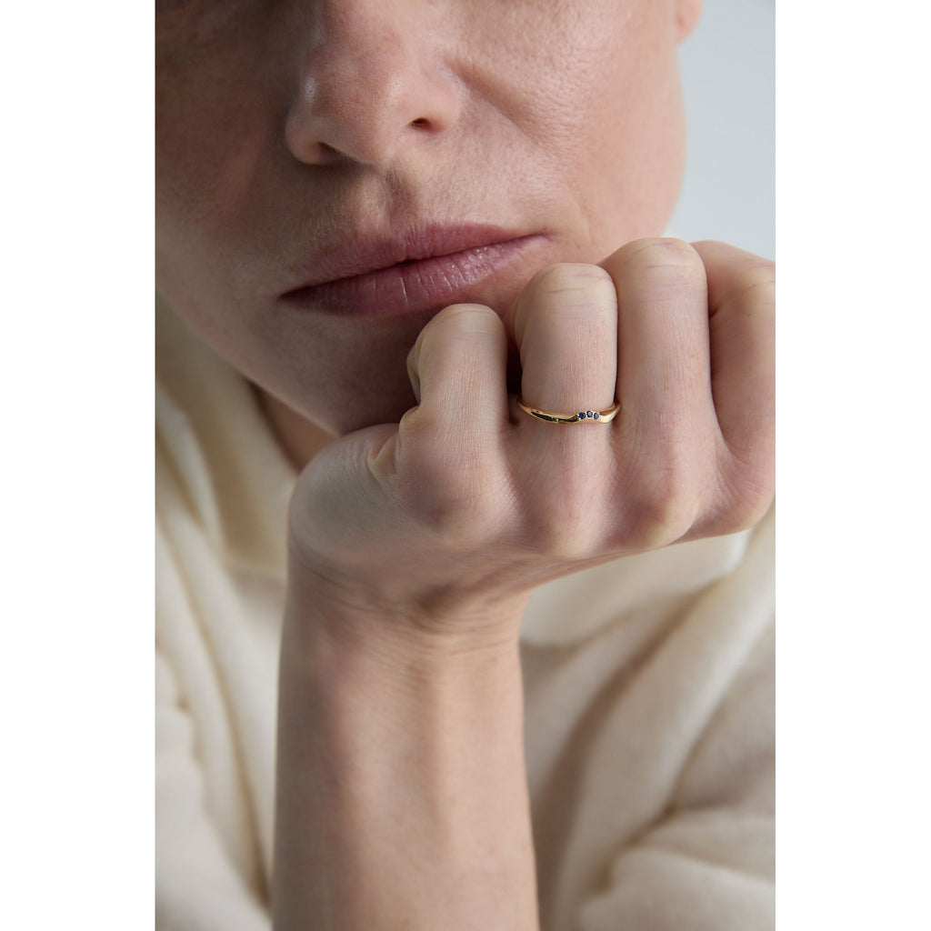 On The Edge 18K Guld Ring N°13 m. Safirer