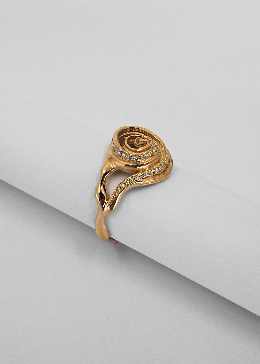 Cochlea 14K Gold Ring w. Pavé Diamonds