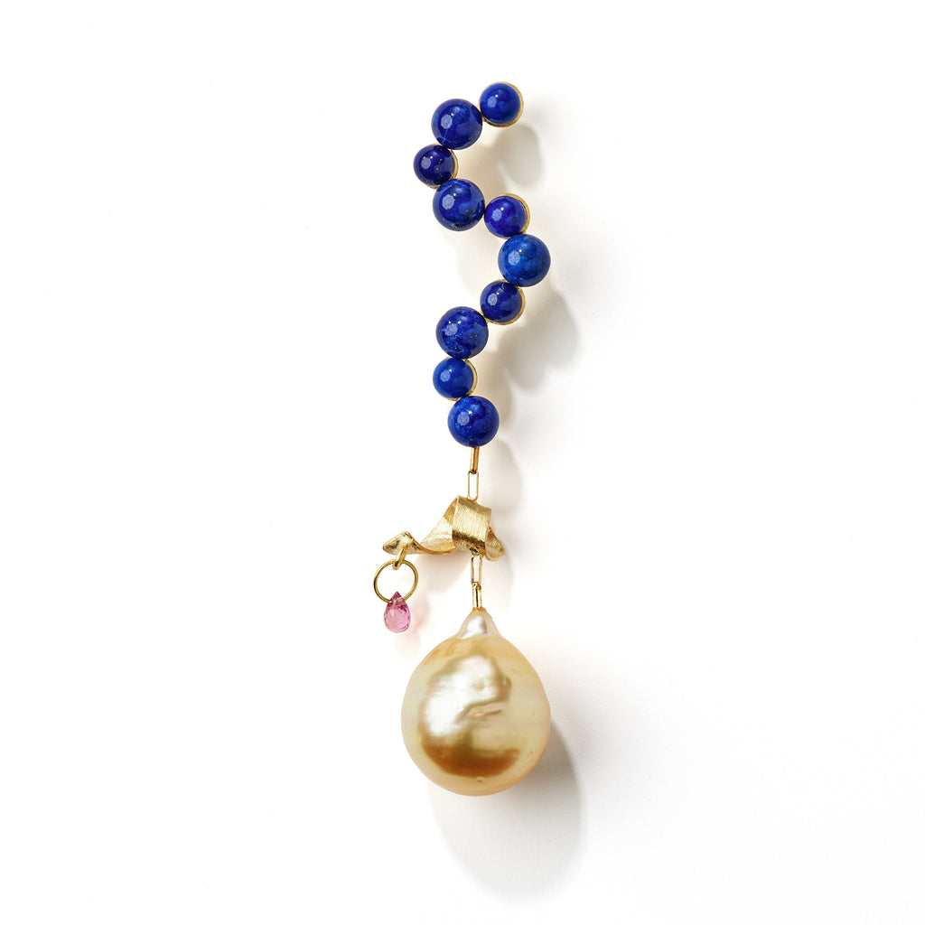 Fine Curves Ohrring aus 18K Gold I Blauer Lapis, Rosa Saphir & einer goldenen Perle