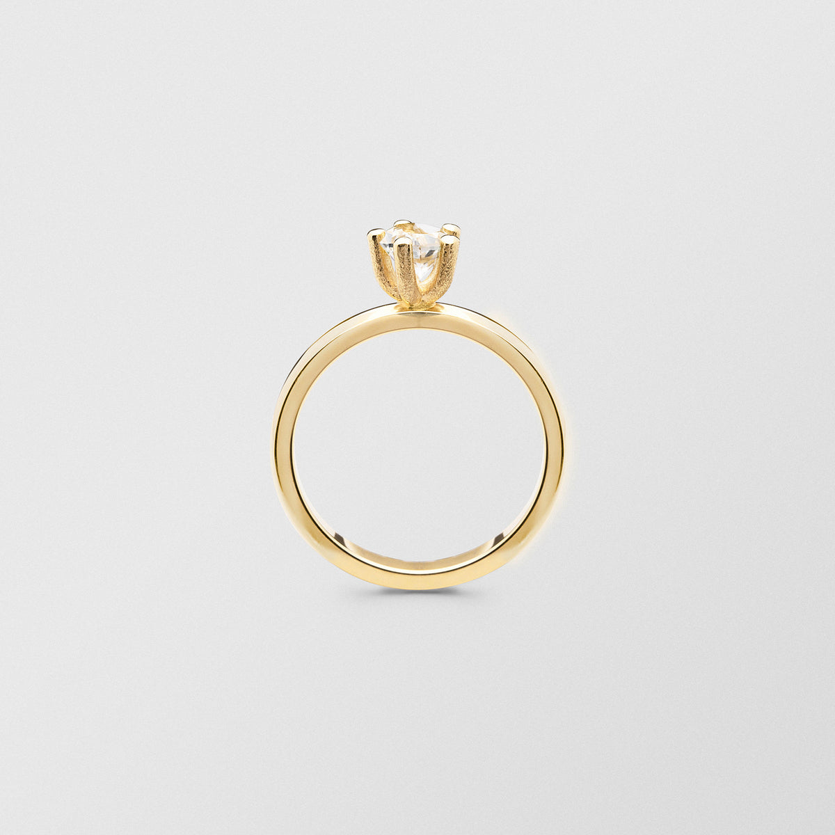Cocktail 18K Gold Ring w. 5mm Crystal