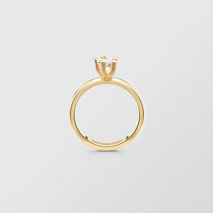 Cocktail 18K Gold Ring w. 5mm Crystal