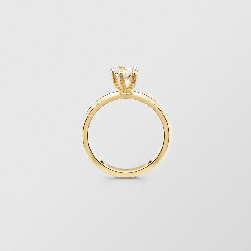 Cocktail 18K Gold Ring w. 5mm Crystal