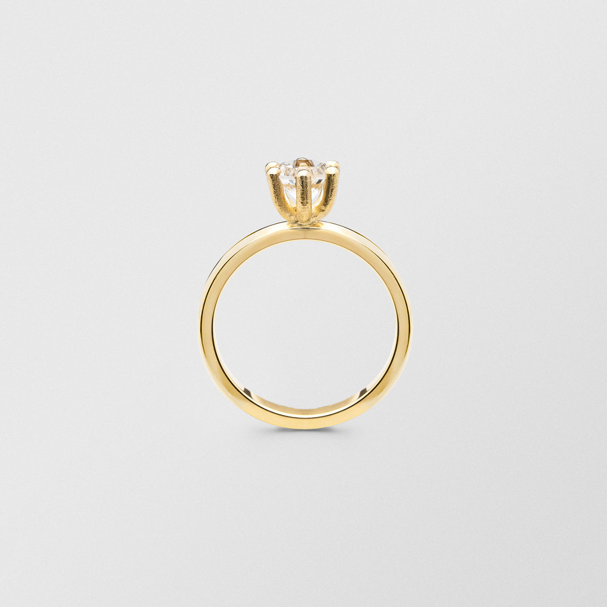 Cocktail 18K Gold Ring w. 6mm Crystal