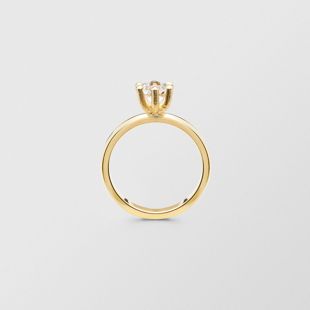 Cocktail 18K Gold Ring w. 6mm Crystal
