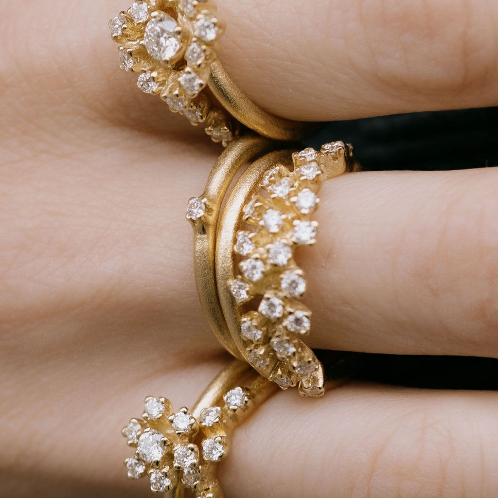 Frosty 18K Gold Ring w. Diamonds