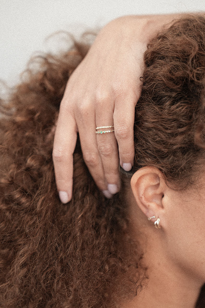 Dala 9K Gold Engraved Ombre Ring w. Emerald