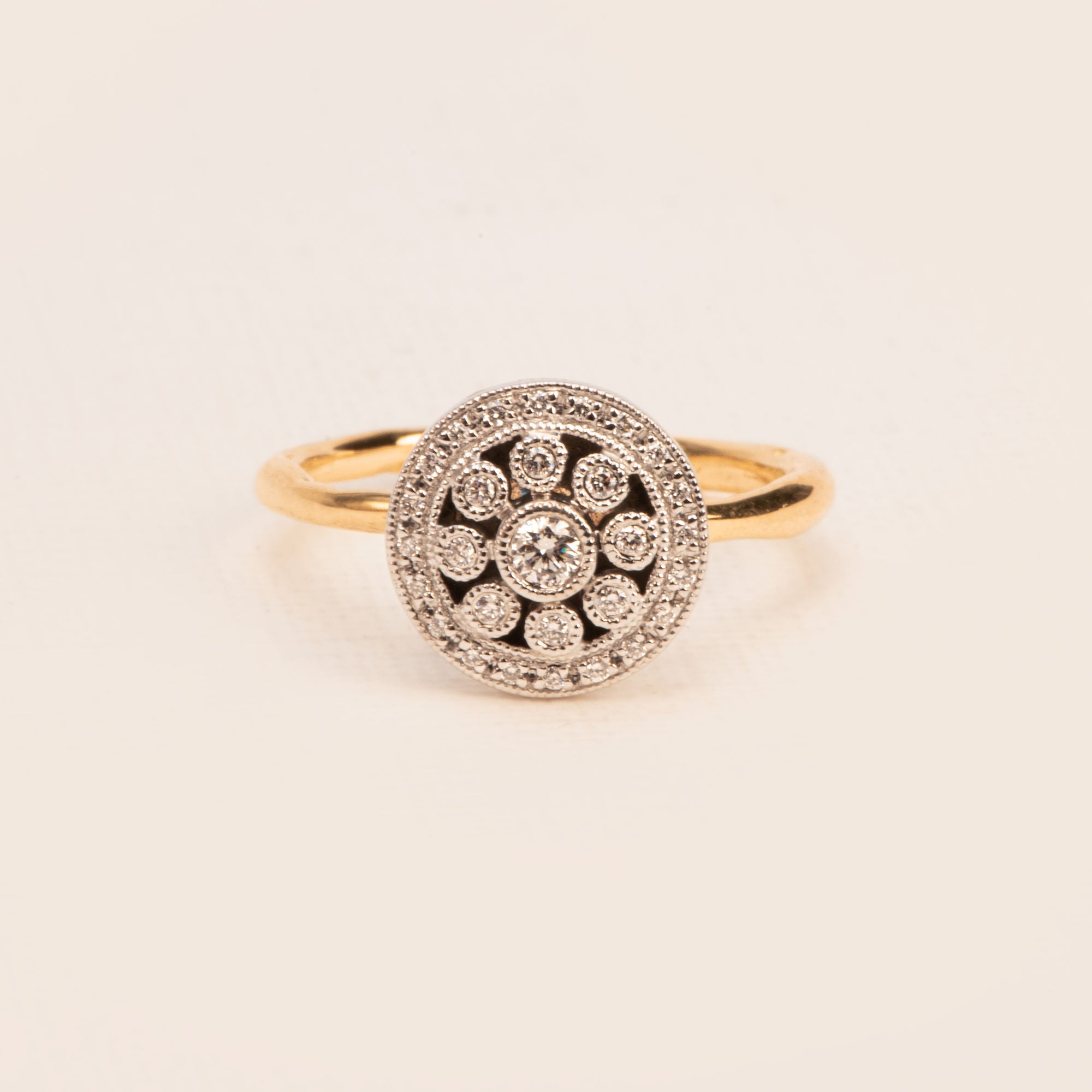 Rosas Goldring aus 18K I Diamant