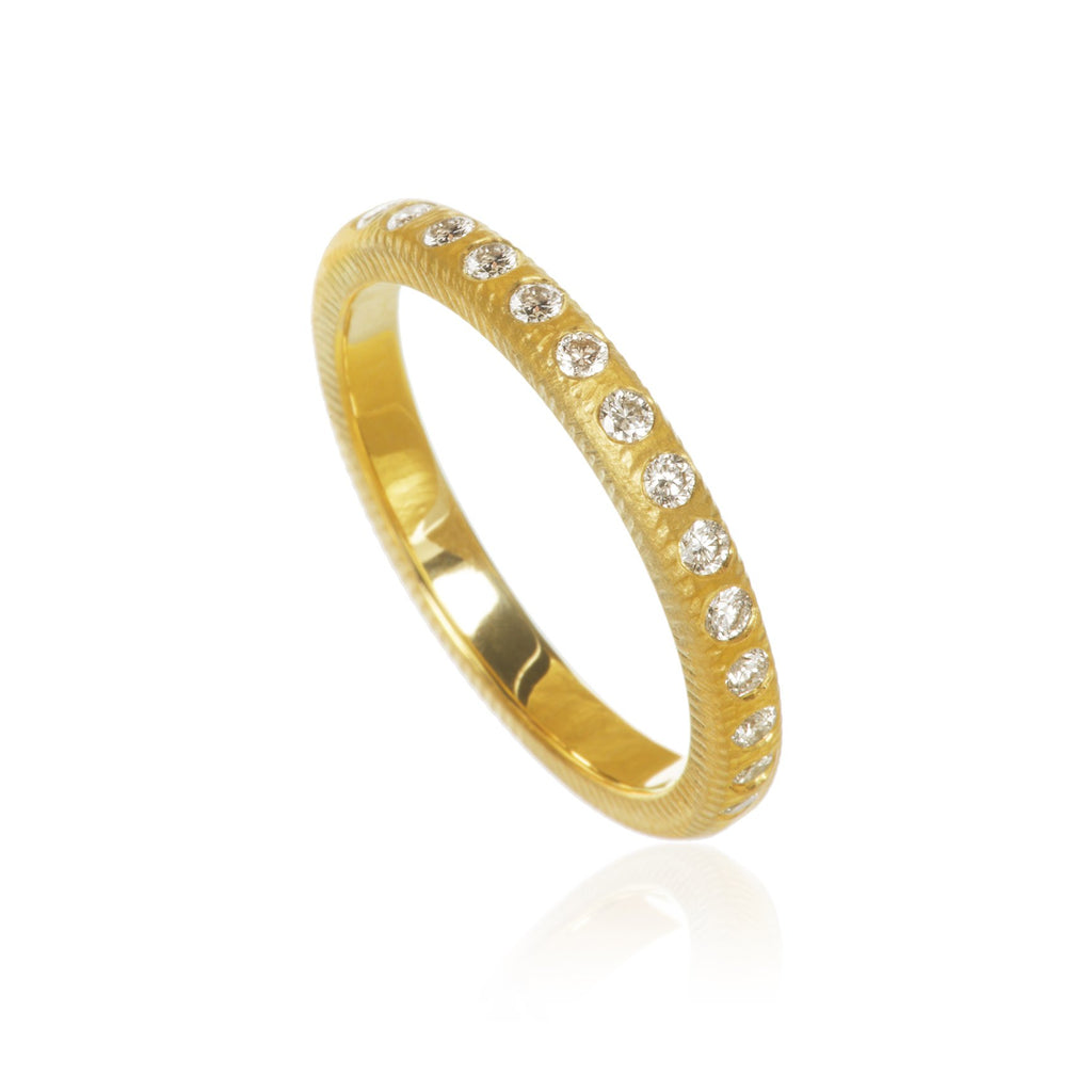 Curve 18K Gold Ring w. 16 Diamonds