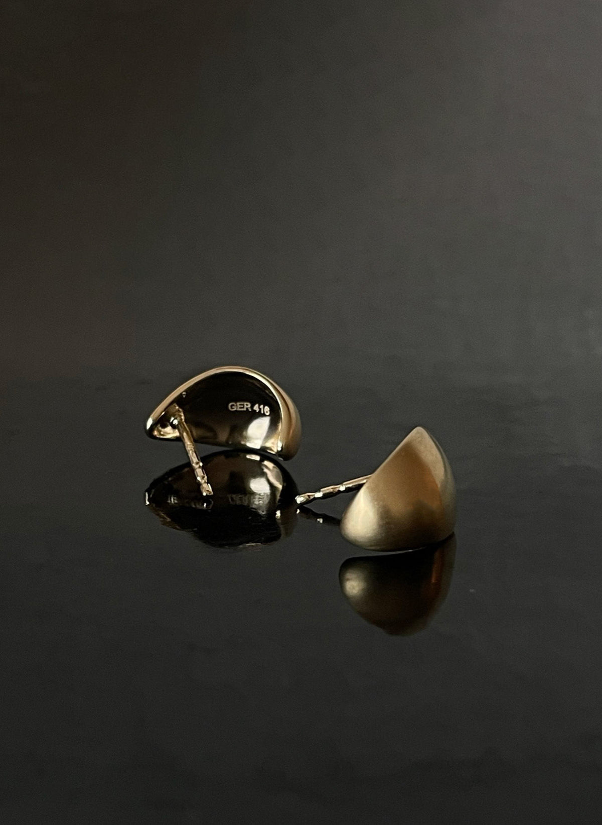 Drop no.2 10K Gold Stud