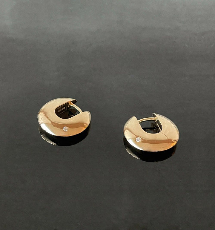 Grand arc small 10K Gold Hoop w. Diamond