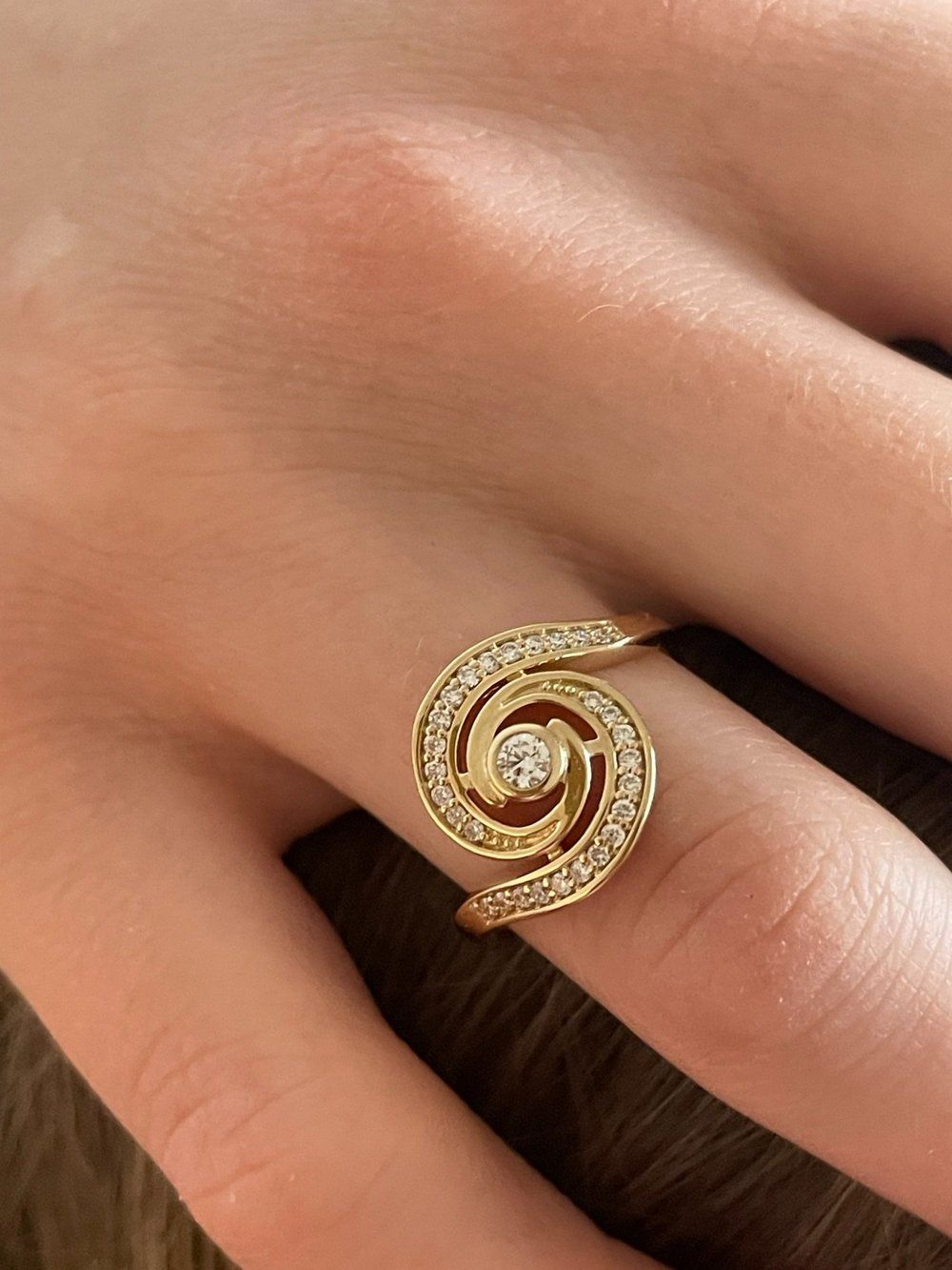 Tourbillon 14K Gold Ring w. Diamonds