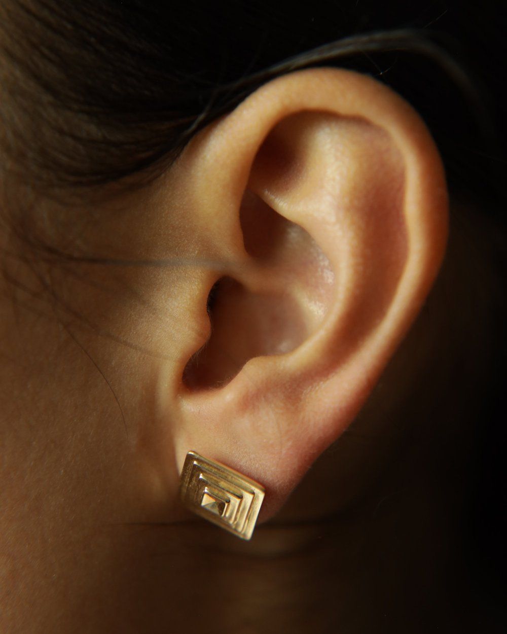 Louvre 10K Gold Stud