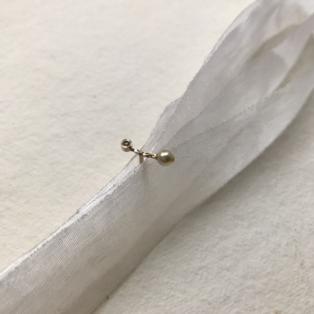 SHOOTING STAR 14K Gold Stud w. Diamond & Akoya pearl