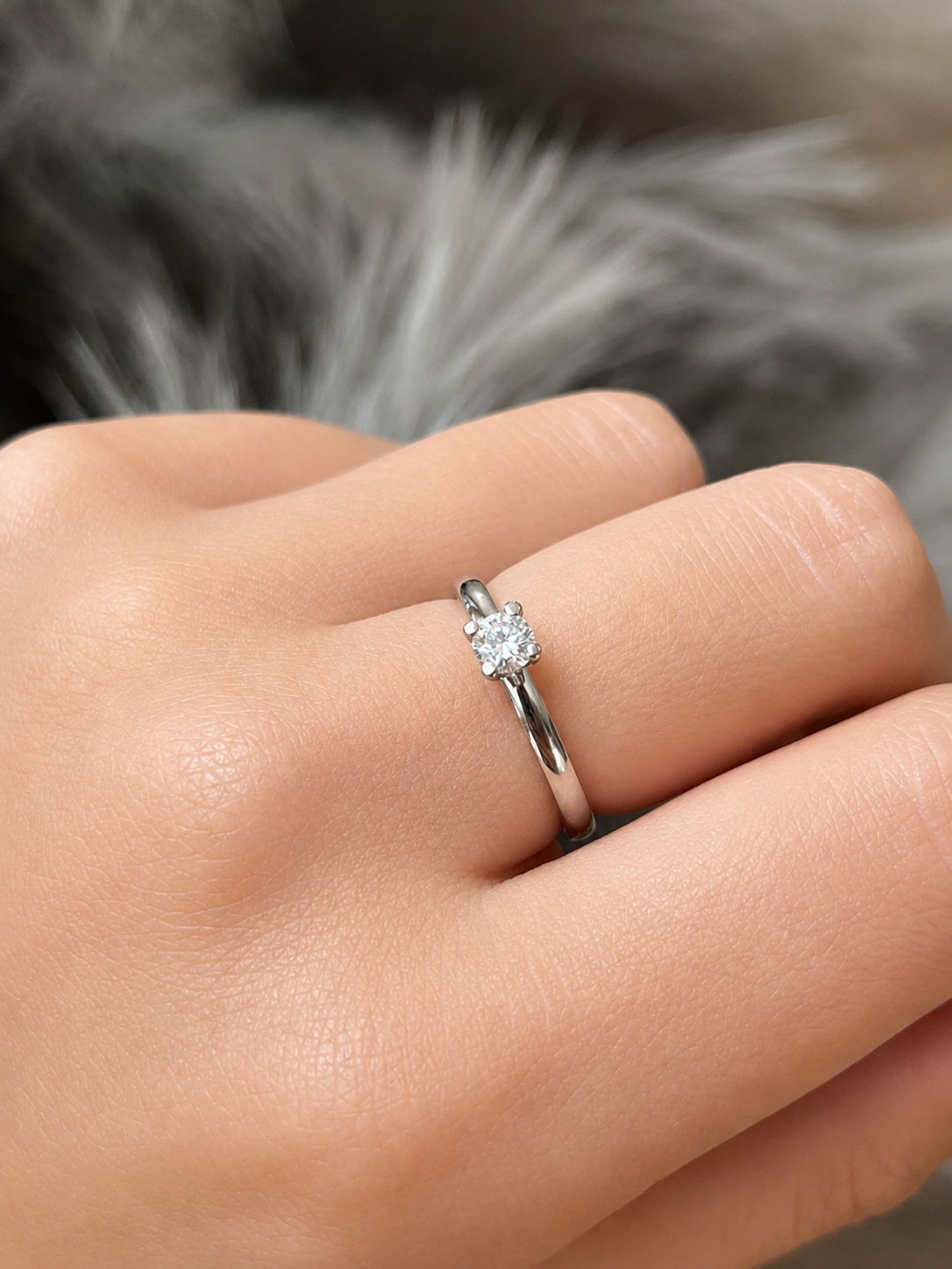 Soft 18K White Gold Ring w.  0.25ct Diamond