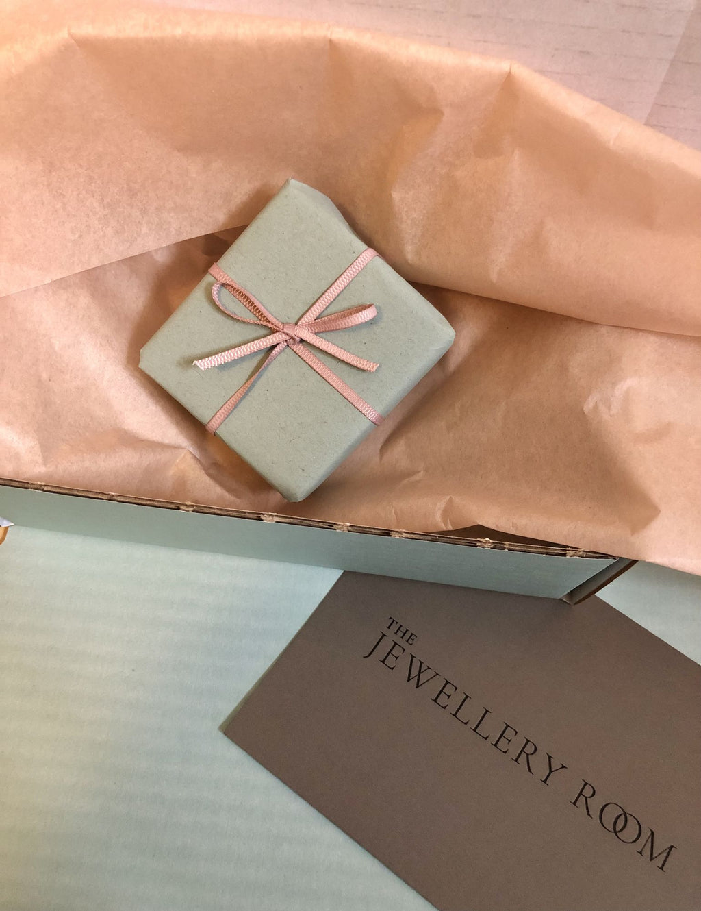 Camellia Ohrring I Goldplattiert 18K I Weiße Perlen