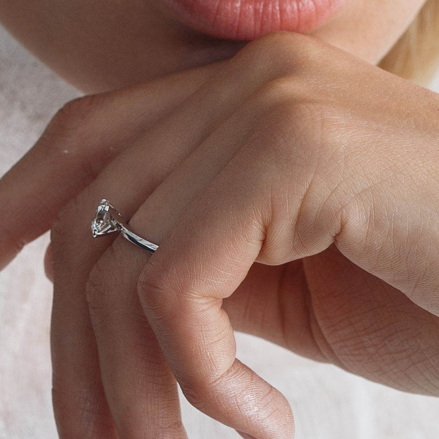 Tiny Clash Verlobungsring 14K Weißgold I 0.57 Kt. Labor-Diamanten