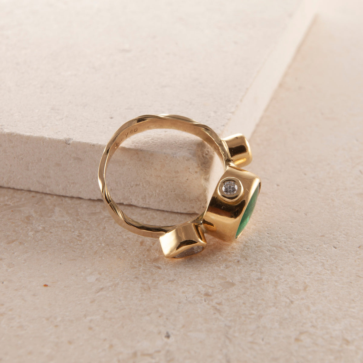 Cocktail 18K & 22K Gold Ring w. Emerald & Diamonds