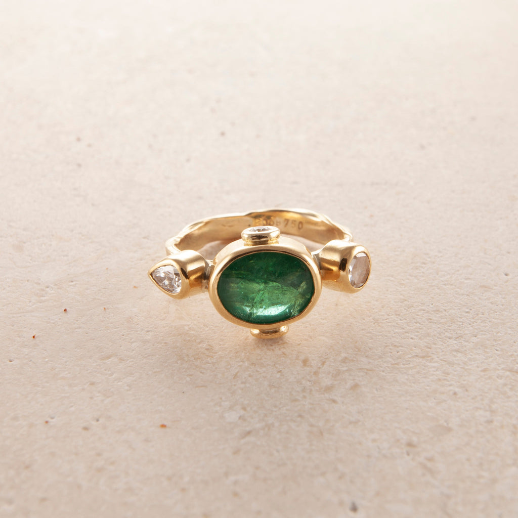 Cocktail 18K & 22K Gold Ring w. Emerald & Diamonds