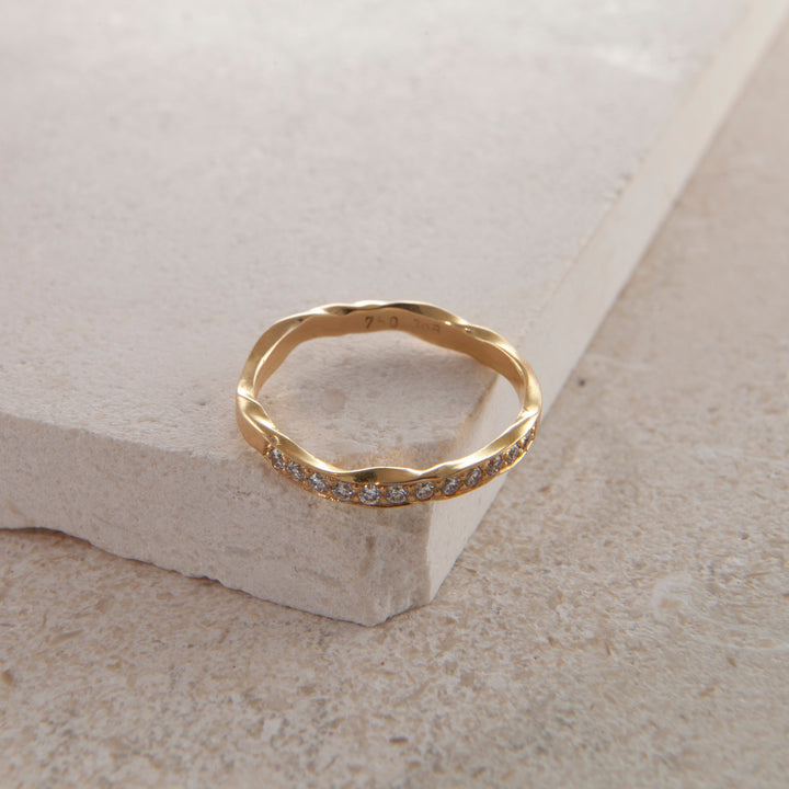 Wedding 18K Gold Ring w. Diamond