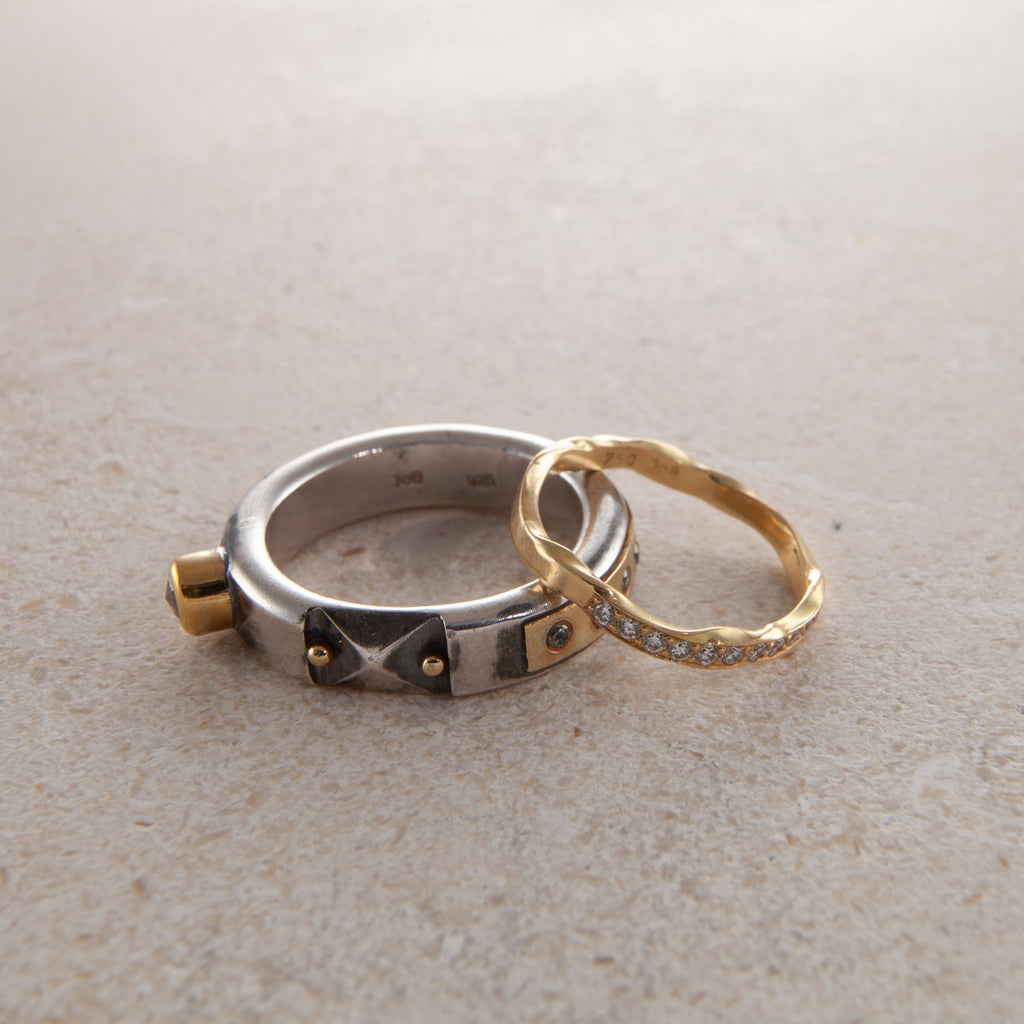 Wedding 18K Gold Ring w. Diamond