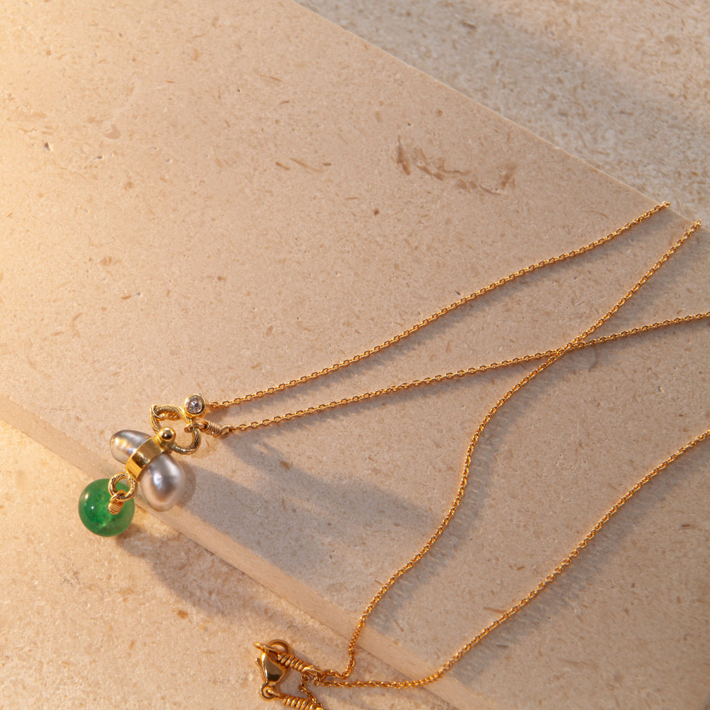 18K & 22K Guld Halskæde m. Tahiti Keshi Perler, Smaragd, Rubin & Diamant