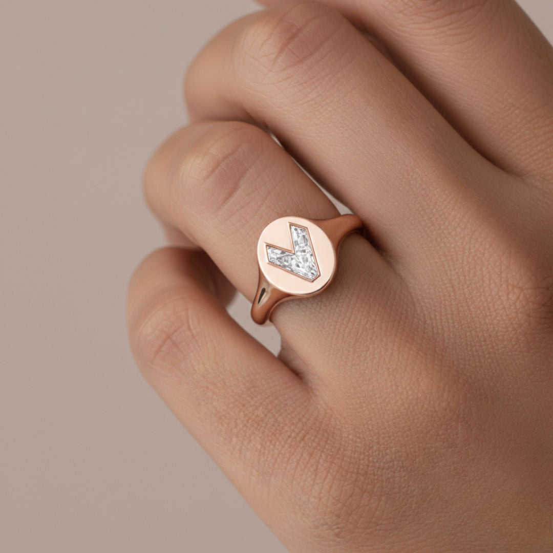 Alphabet 18K Whitegold Initial V Signet Ring w. Solitaire Lab-Grown Diamond