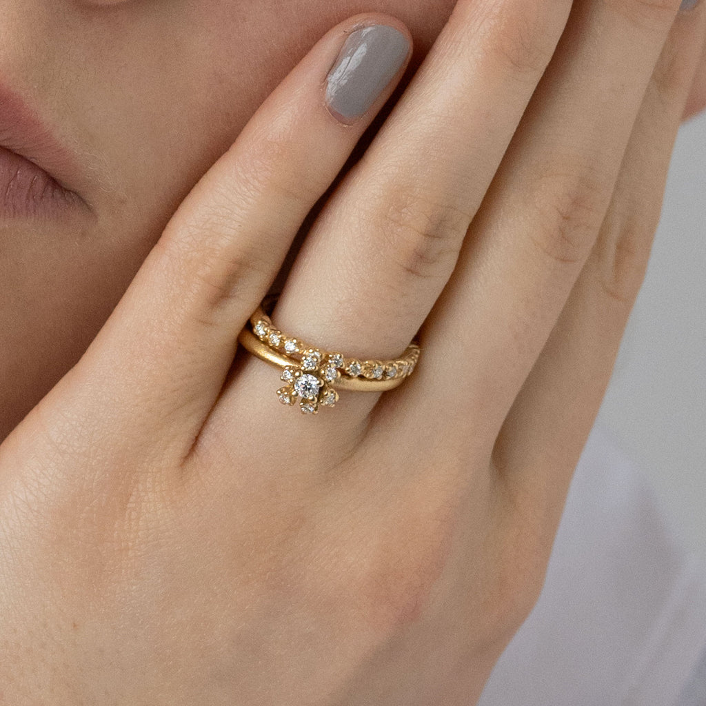 Frosty Halo 18K Gold Ring w. 7 Diamonds