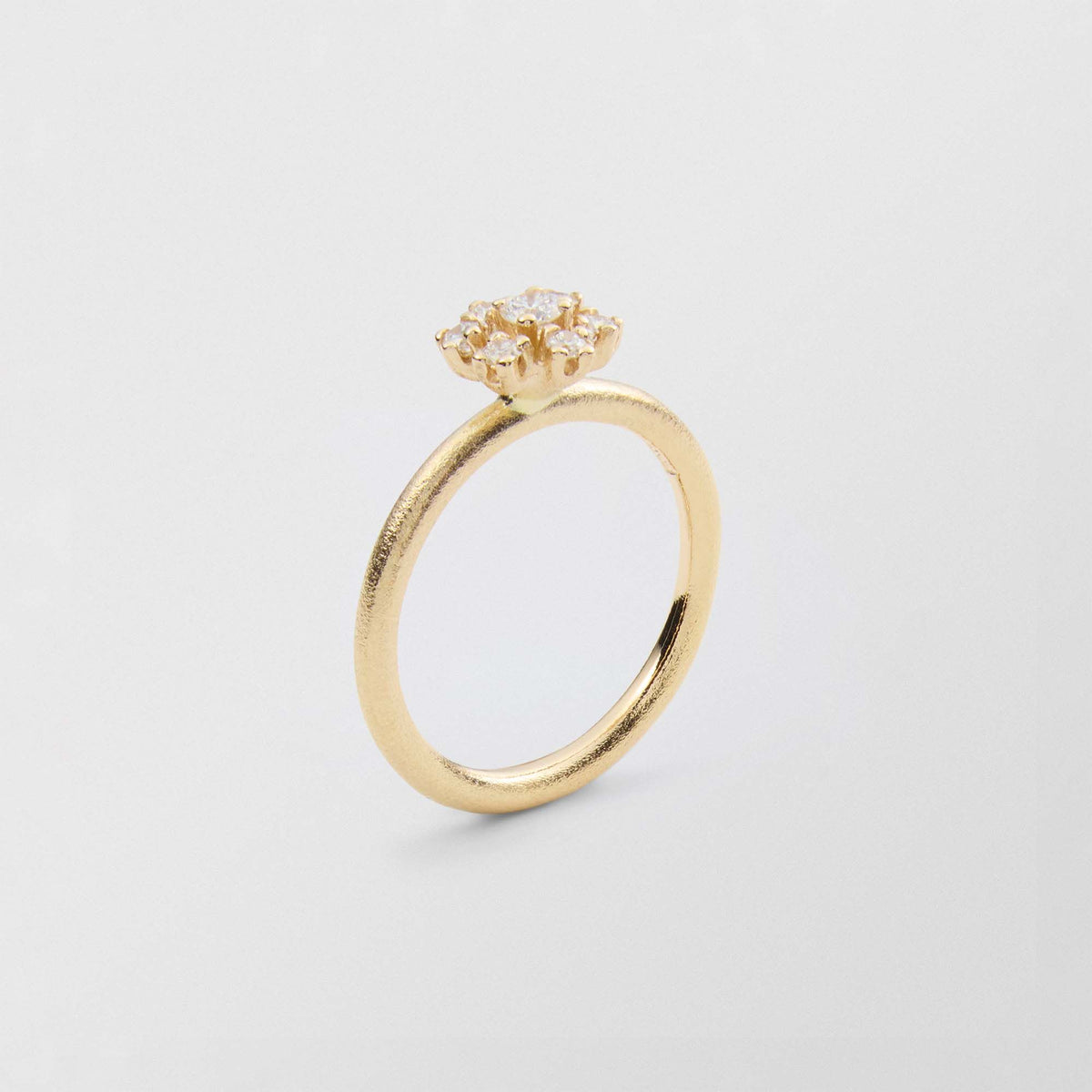 Frosty Halo 18K Gold Ring w. 7 Diamonds