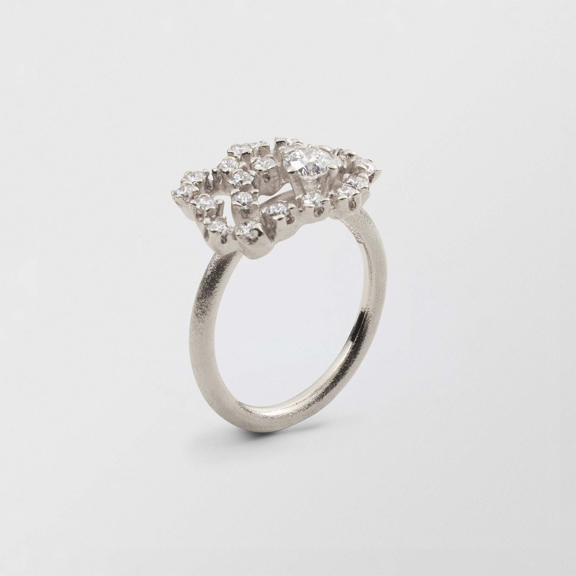 Frosty Swirl 18K Whitegold Ring w. Diamonds