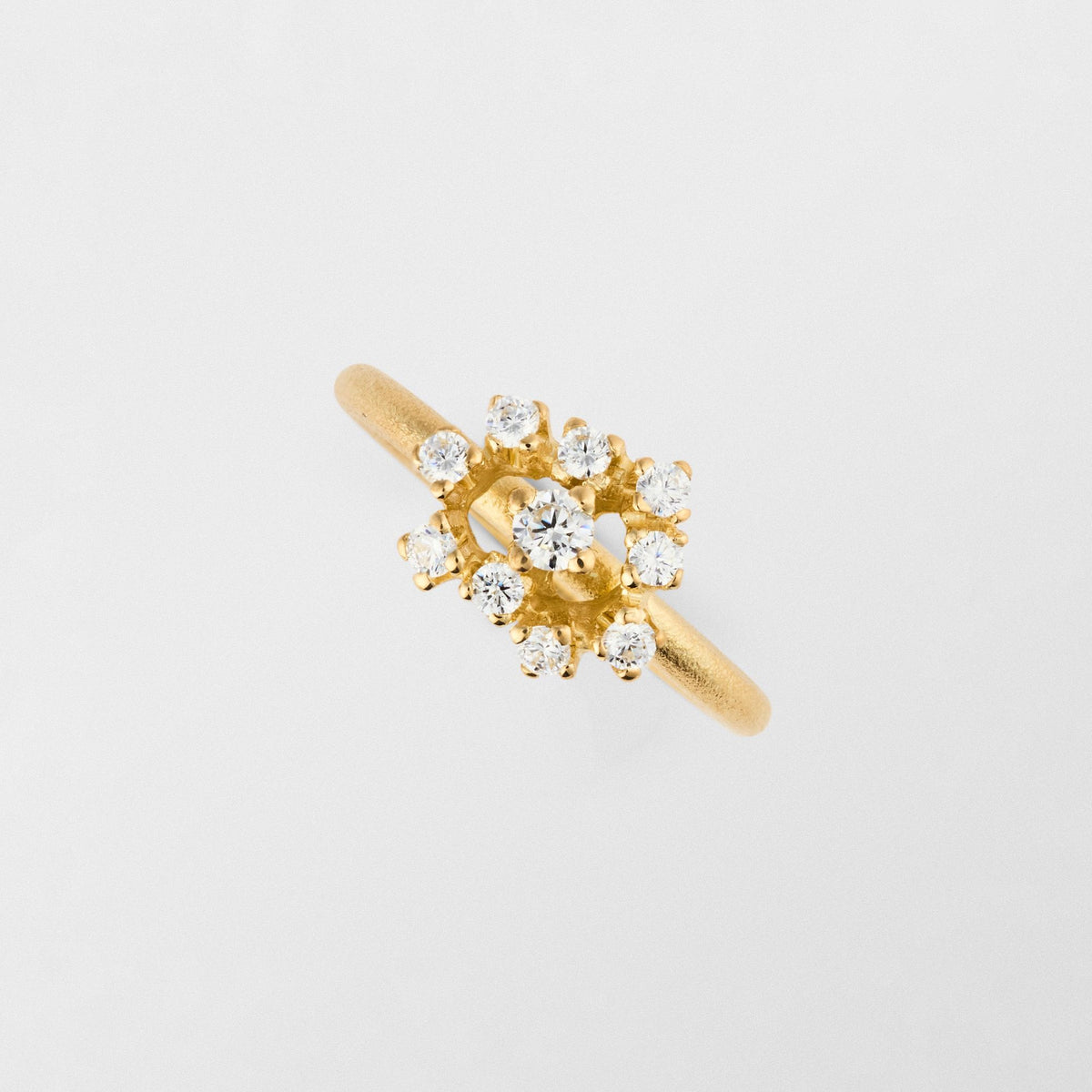 Frosty 18K Gold Ring w. Diamond