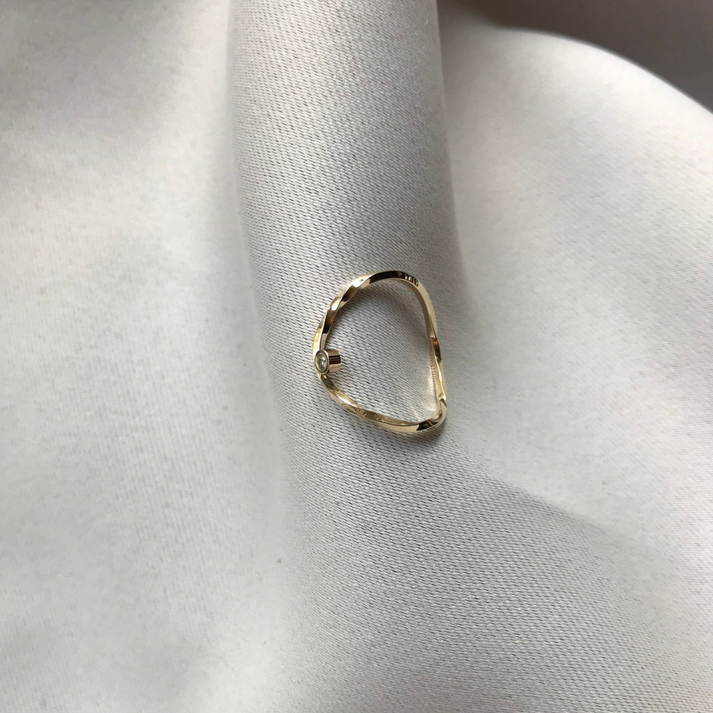WAVE 8K Gold Ring w. Diamond