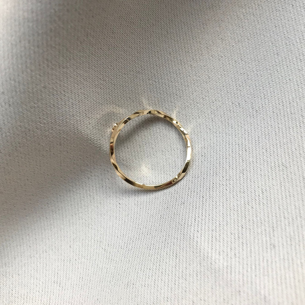 WAVE 8K Gold Ring w. Diamond