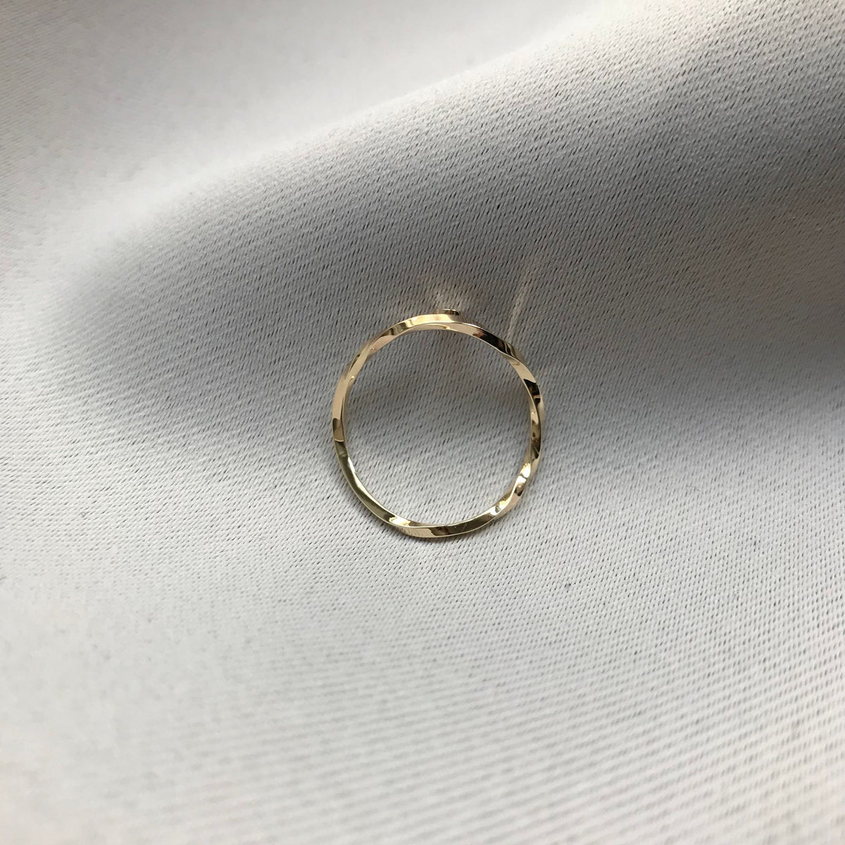 WAVE 8K Gold Ring w. Diamond