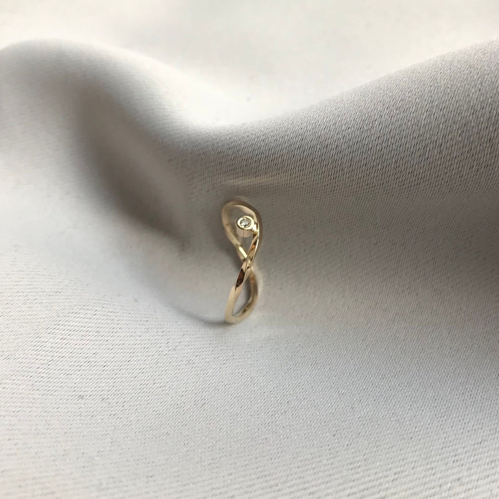 Welle 8k goldener Ring w. Diamant
