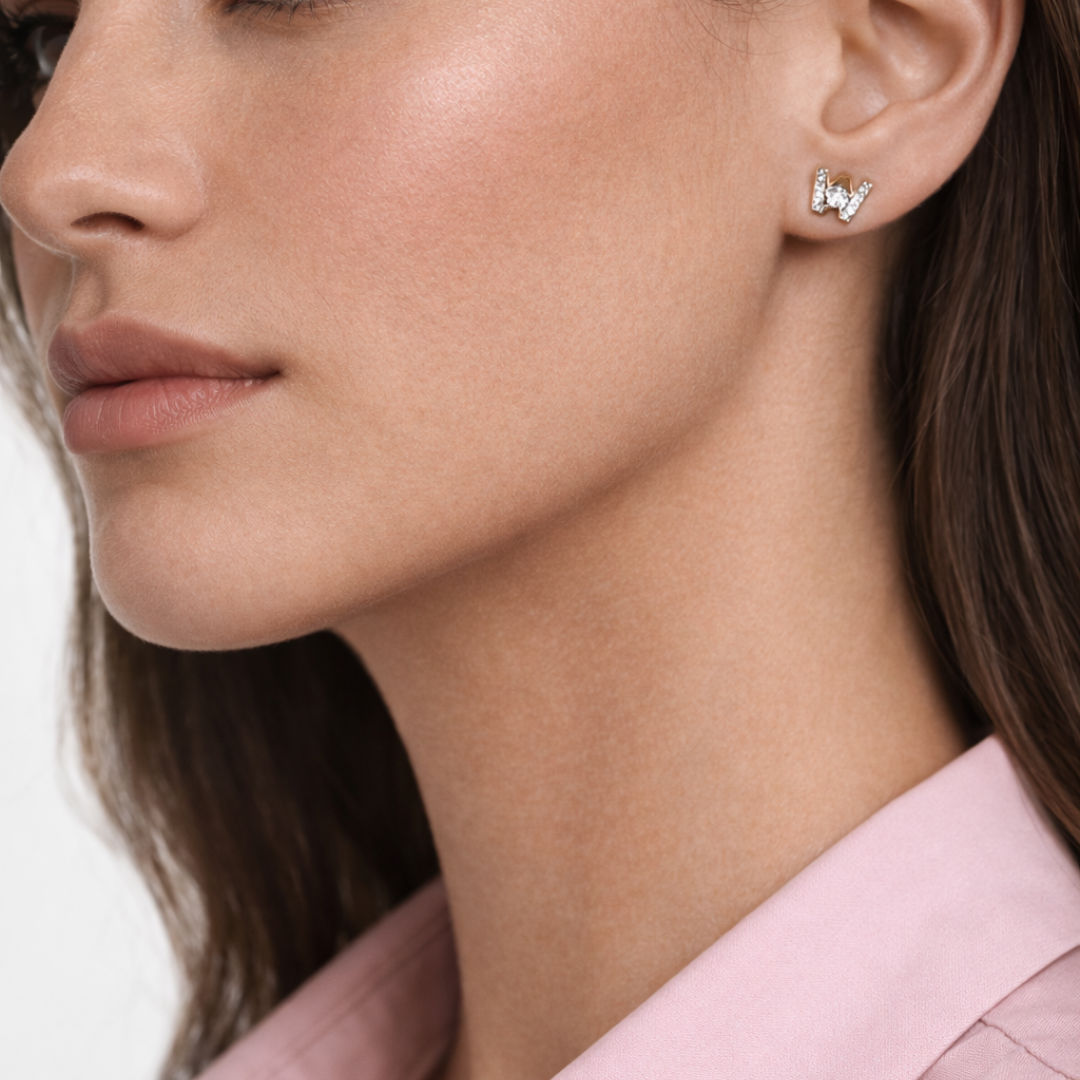 Alphabet Initial W 18K Gold, Whitegold or Rosegold Stud Earrings w. Solitaire Lab-Grown Diamond