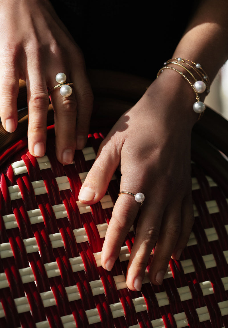 Loose-Fitting 18K Gold Ring w. Akoya Pearls