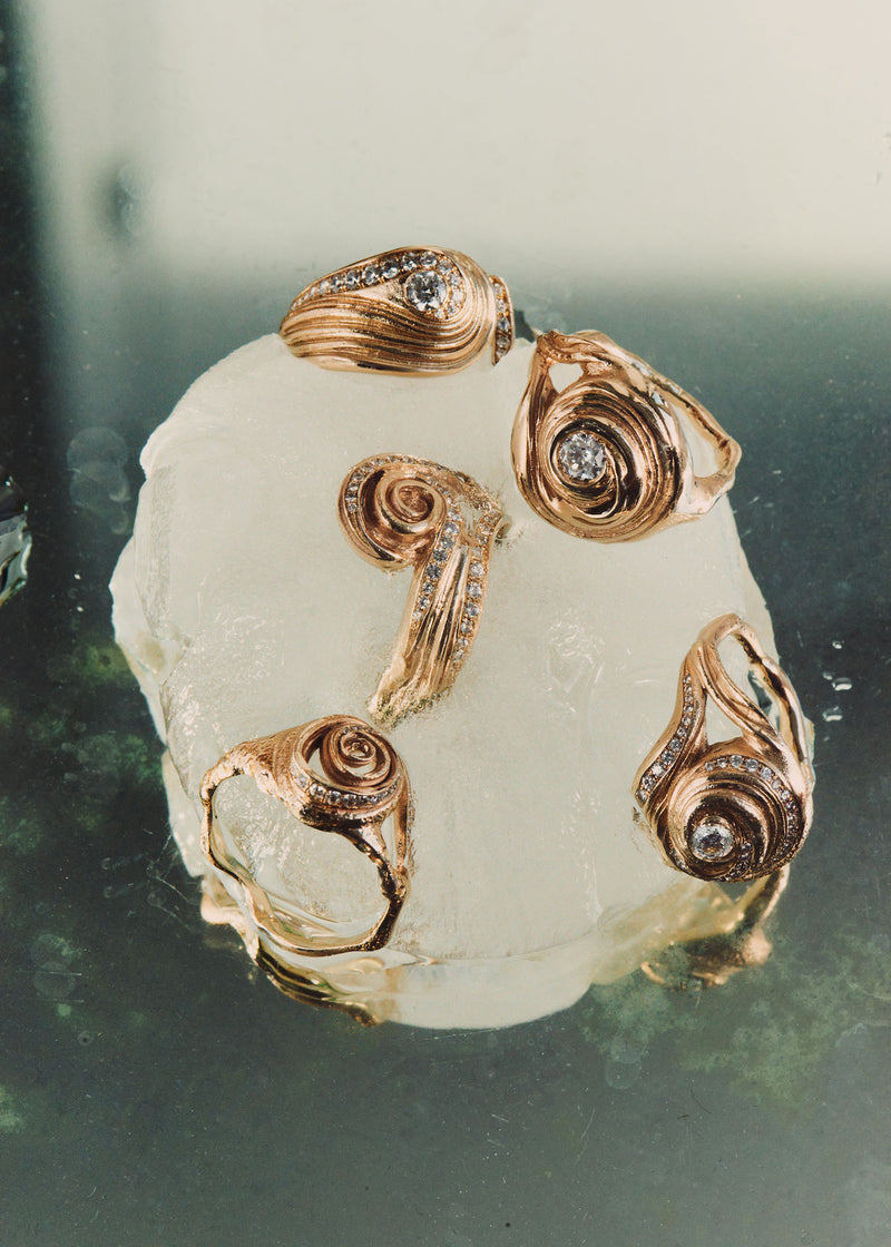 Cochlea Grande 14K Gold Ring w. Center Diamond