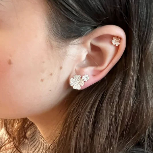 Clover 18K Gold, Rosegold or Whitegold Ring Medium Studs w. Diamonds