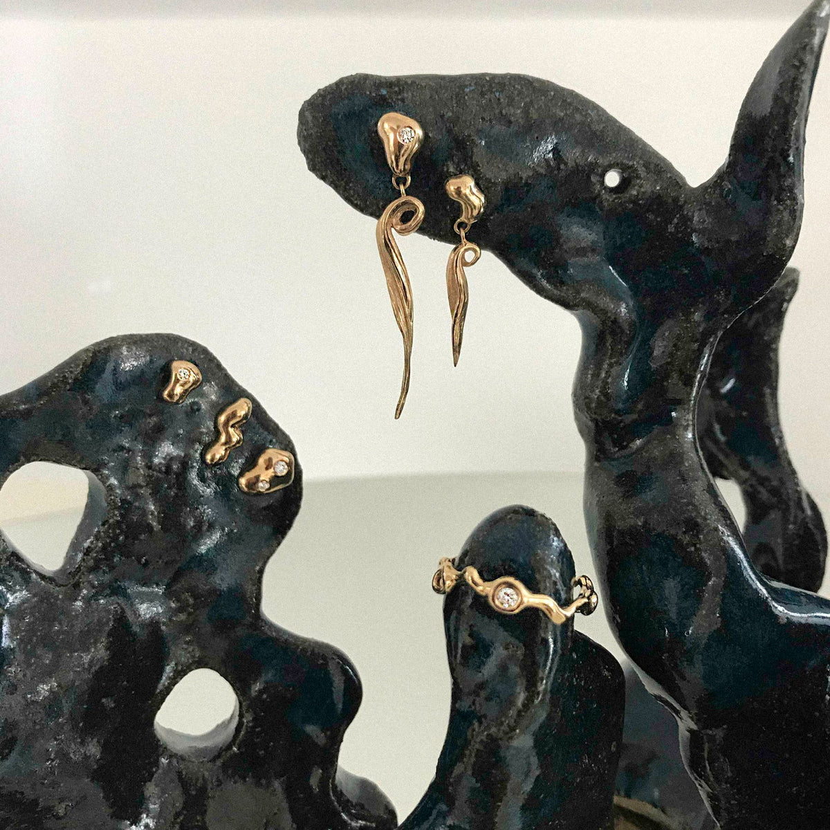 Palea Hanger II 14K Gold Earring w. Diamond